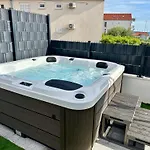 Modern With Jacuzzi 