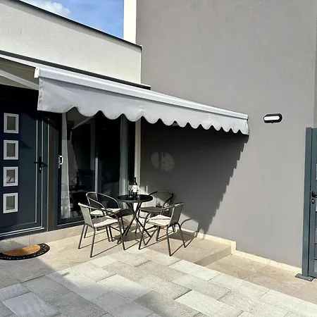 Lägenhet Modern With Jacuzzi Kaštela