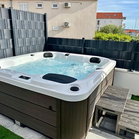 Modern With Jacuzzi Kaštela