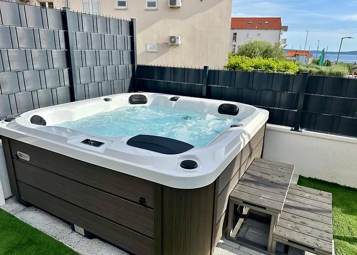 Modern With Jacuzzi 