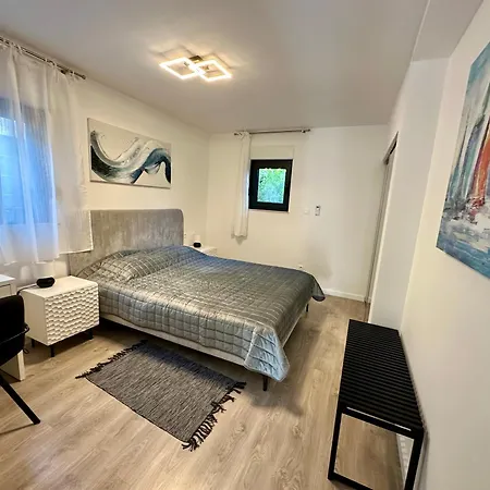 Modern With Jacuzzi Каштела