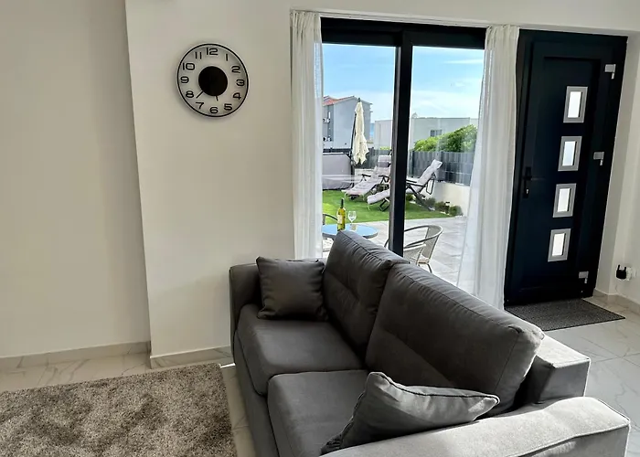 דירה Modern With Jacuzzi *